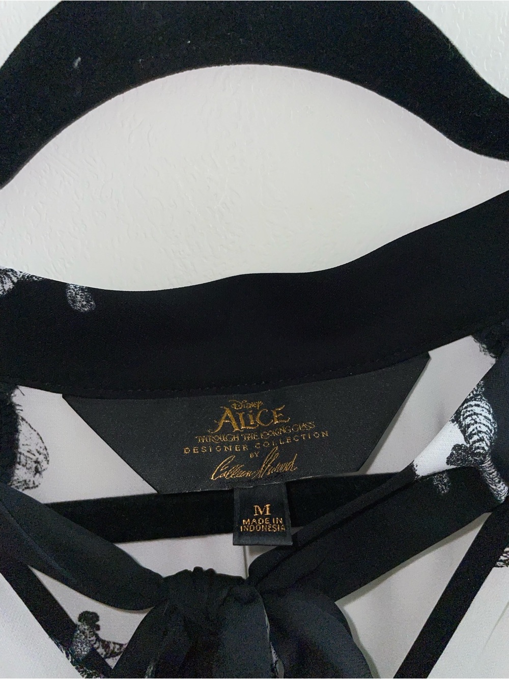 Disney Alice In Wonderland Black & White Cat Print Tie-Neck Top Women’s Size M - Picture 3 of 10